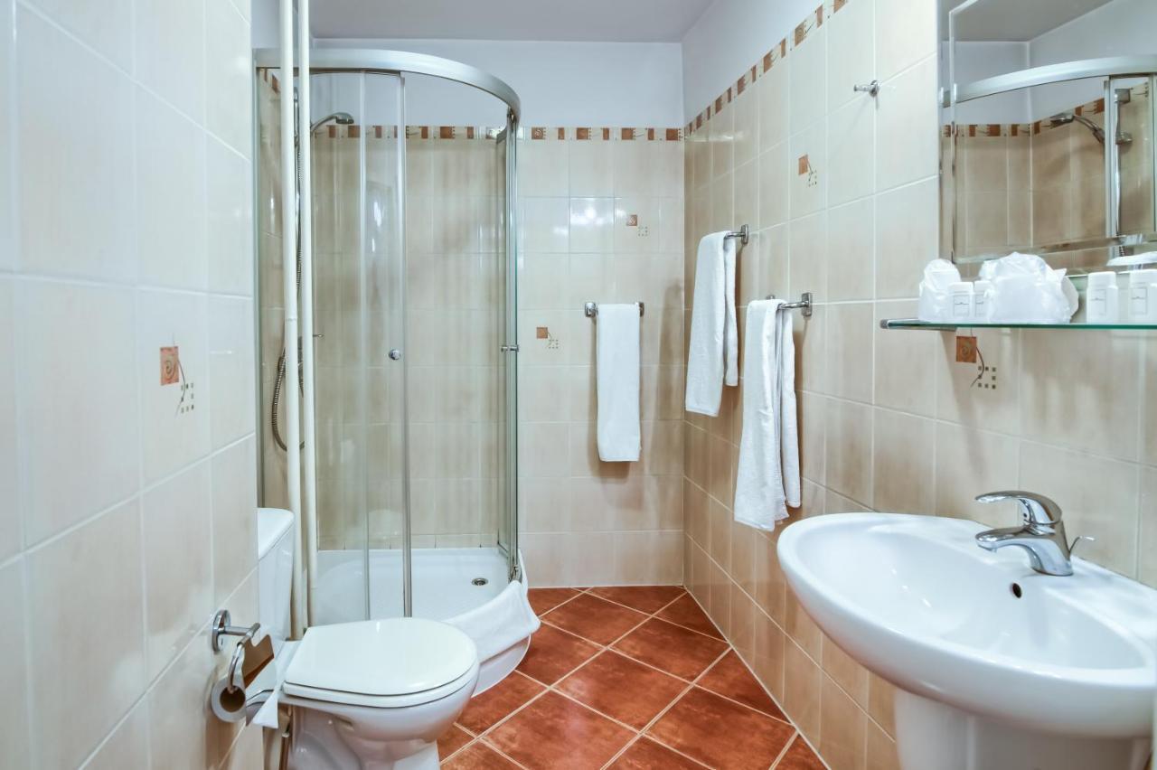 Hotel Konin Конин Екстериор снимка