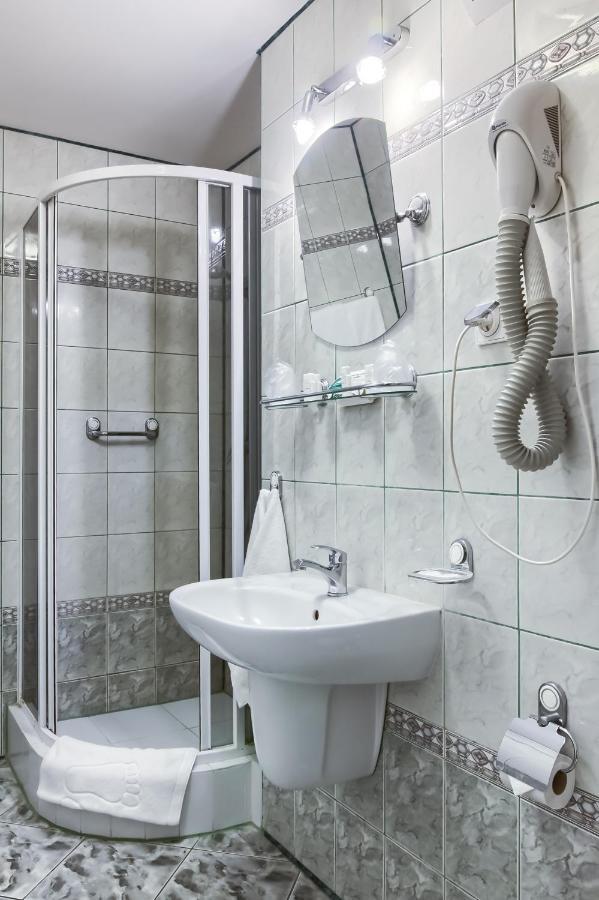 Hotel Konin Конин Екстериор снимка