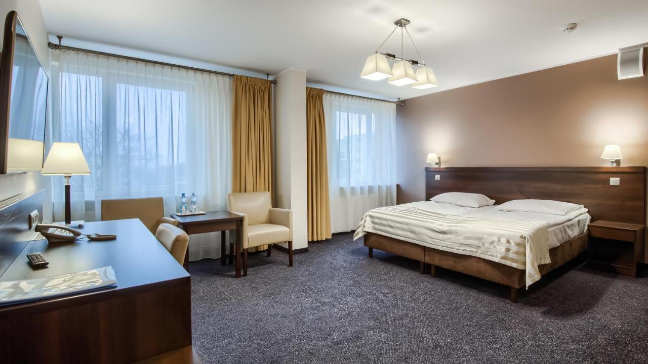 Hotel Konin Конин Екстериор снимка