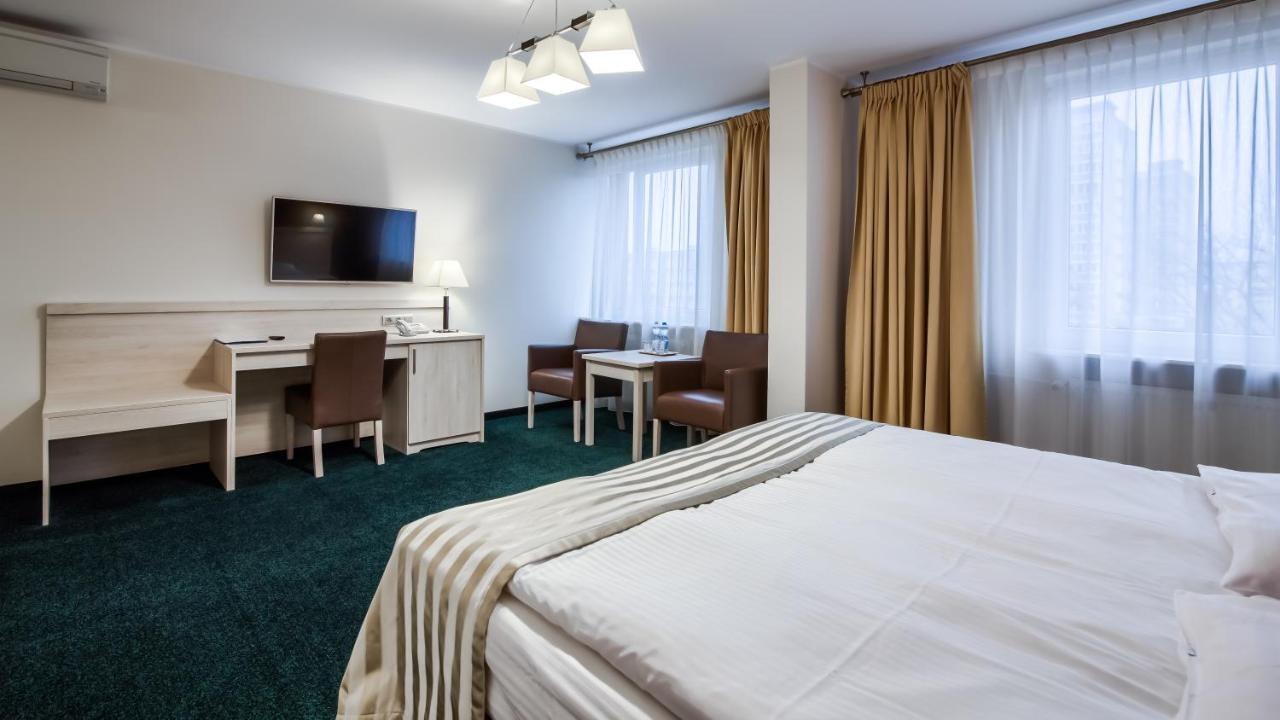 Hotel Konin Конин Екстериор снимка